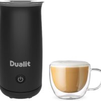 Dualit DA8414 handheld milk frother next to a cup of frothy latte.